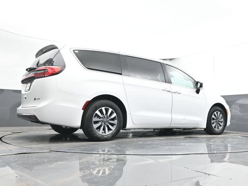 Used 2024 Chrysler Pacifica Limited FWD image 23