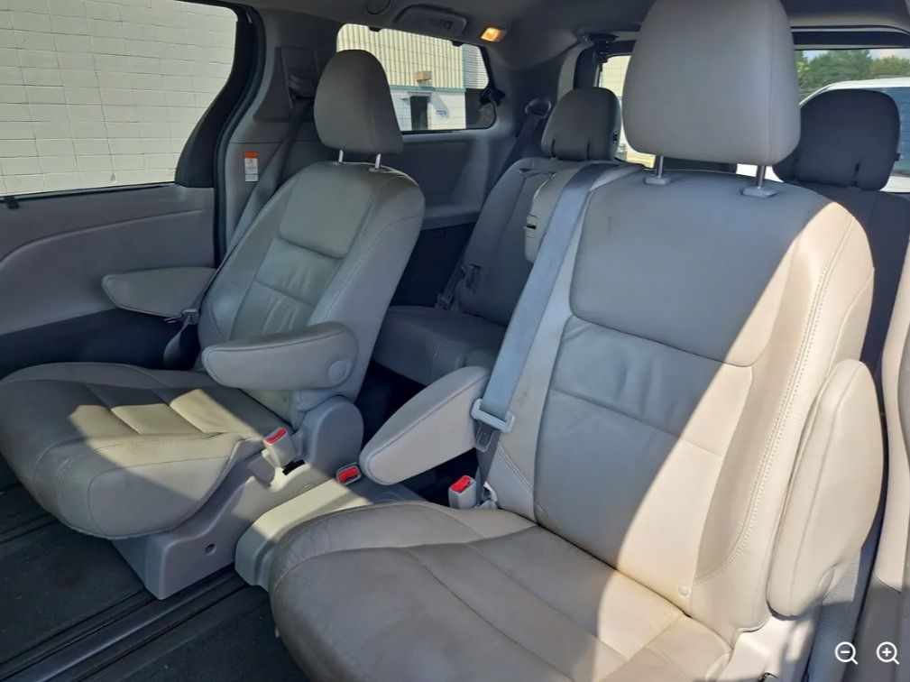 Used 2015 Toyota Sienna XLE w/ XLE Navigation Package FWD image 8