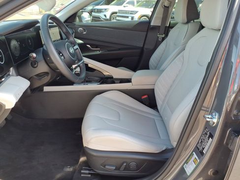 Certified 2025 Hyundai Elantra Limited FWD image 14