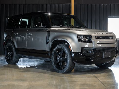Used 2025 Land Rover Defender 110 X-Dynamic SE AWD/4WD image 2