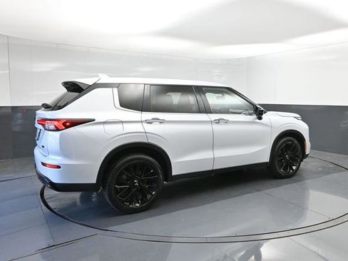 Used 2023 Mitsubishi Outlander SE image 15