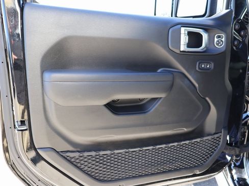 Used 2024 Jeep Gladiator Mojave w/ Technology Group image 20