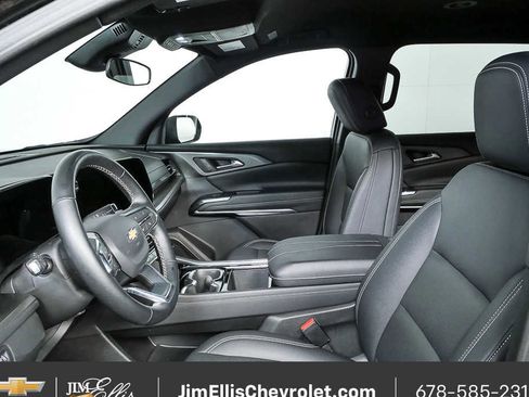 Used 2025 Chevrolet Traverse LT image 5