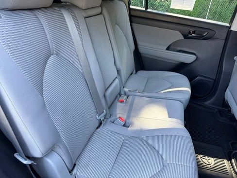 Used 2023 Toyota Highlander LE FWD image 14