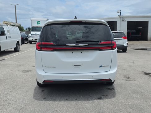 Used 2024 Chrysler Pacifica Limited FWD image 6