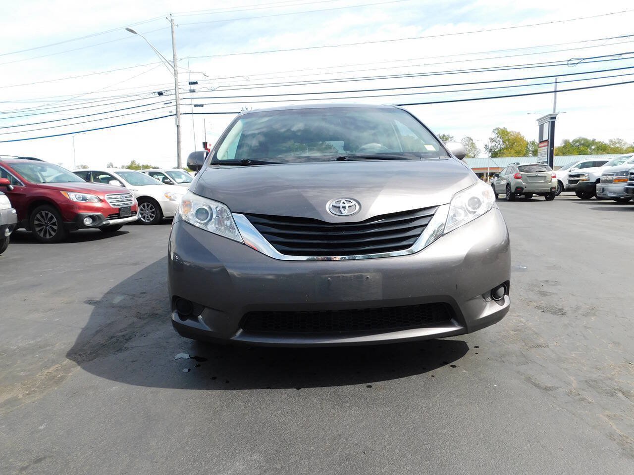 Used 2012 Toyota Sienna LE w/ Towing Pkg AWD/4WD image 3