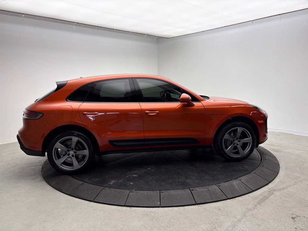Certified 2024 Porsche Macan AWD/4WD image 8