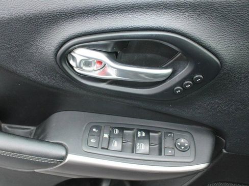 Used 2019 Jeep Cherokee Limited image 9