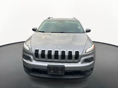 Used 2018 Jeep Cherokee Latitude Plus AWD/4WD image 8