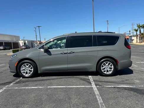 Used 2022 Chrysler Pacifica Touring-L FWD image 4