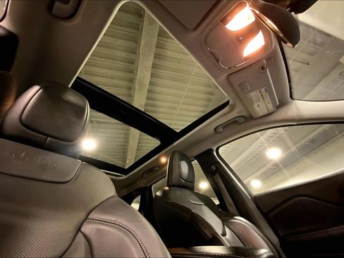 Used 2021 Jeep Cherokee Limited image 14