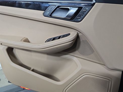Used 2025 Porsche Macan image 22