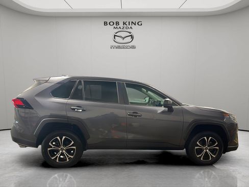 Used 2022 Toyota RAV4 LE AWD/4WD image 6