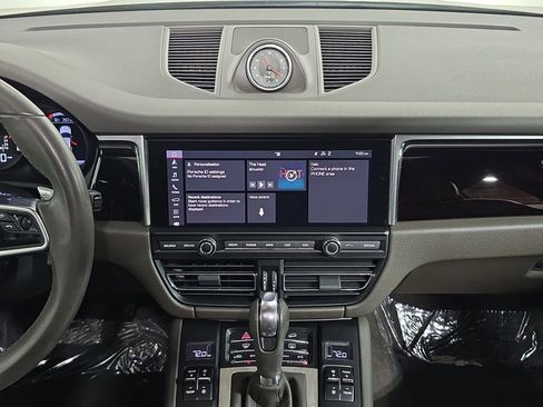 Certified 2019 Porsche Macan image 16