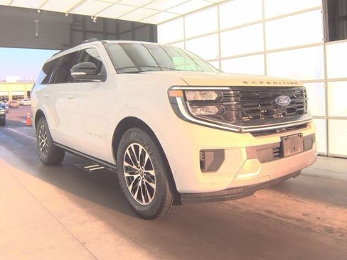 Used 2025 Ford Expedition Platinum AWD/4WD image 2
