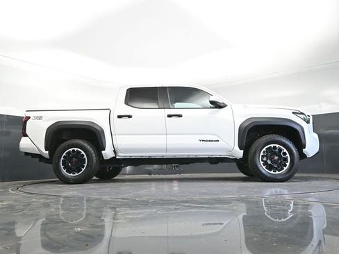 Used 2024 Toyota Tacoma TRD Off-Road AWD/4WD image 41