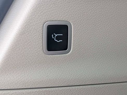 Used 2024 Chrysler Pacifica Touring-L FWD image 13