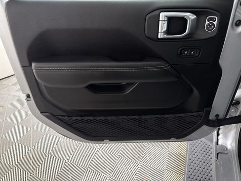 Used 2023 Jeep Wrangler Unlimited Sahara AWD/4WD image 10