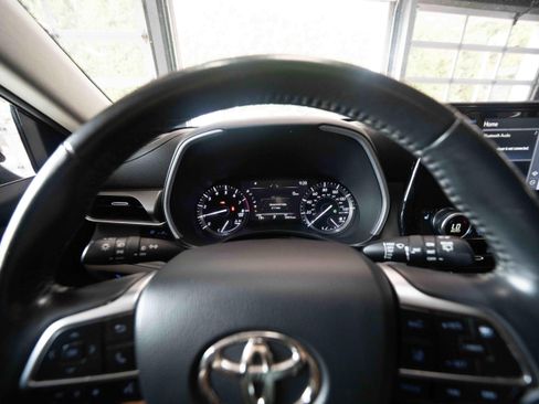 Used 2020 Toyota Highlander XLE AWD/4WD image 15