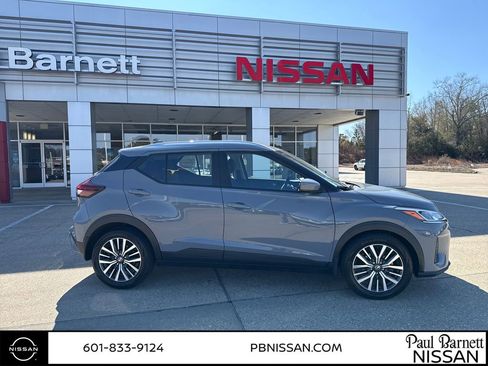Used 2021 Nissan Kicks SV image 9