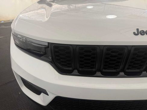 Used 2023 Jeep Grand Cherokee Limited w/ Black Appearance Package image 4