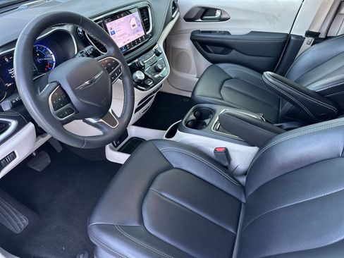 Used 2024 Chrysler Pacifica Limited FWD image 9