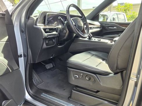 Used 2023 Cadillac Escalade Luxury AWD/4WD image 14