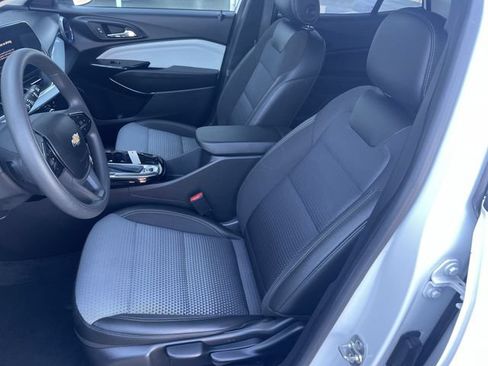 Used 2025 Chevrolet Trax LT FWD image 17