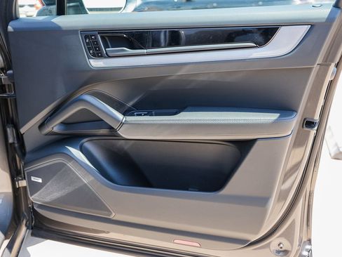 Certified 2025 Porsche Cayenne AWD/4WD image 26