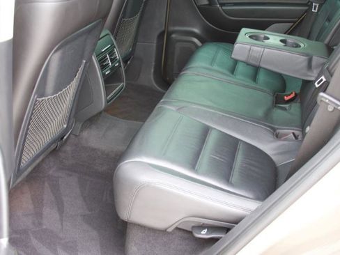 Used 2016 Volkswagen Touareg TDI image 40