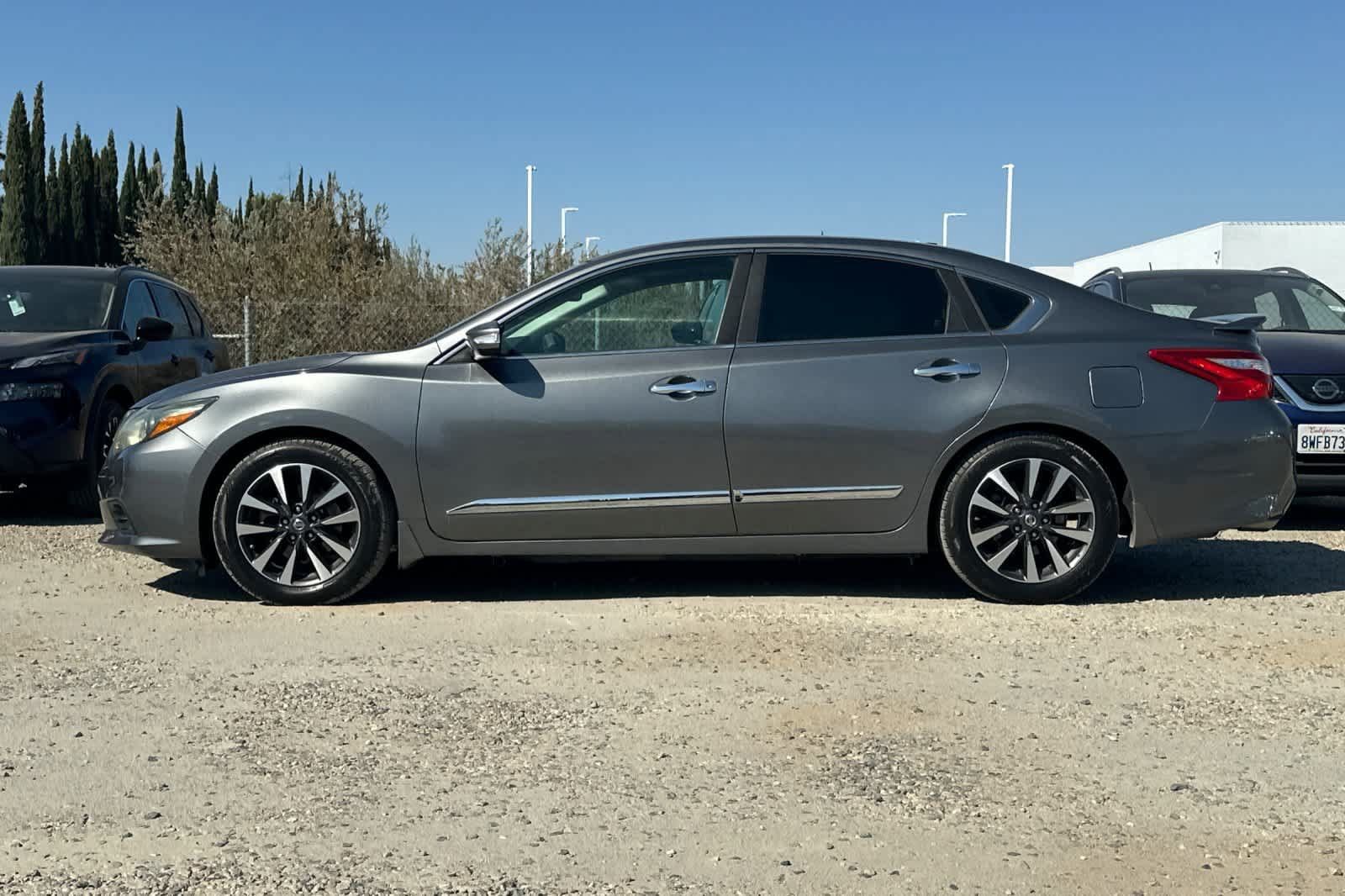 Used 2016 Nissan Altima 2.5 SL w/ 2.5 Technology w/LED Package FWD image 6