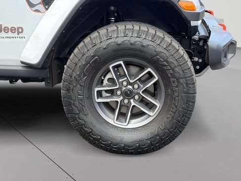 Certified 2025 Jeep Gladiator Mojave w/ Convenience Group AWD/4WD image 9
