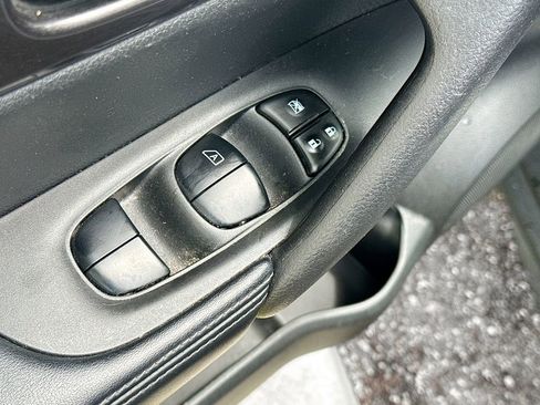 Used 2019 Nissan Rogue SV AWD/4WD image 18