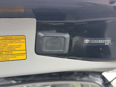 Used 2011 Toyota Highlander SE image 23