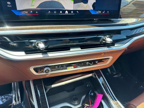 Used 2025 BMW X7 M60i image 24