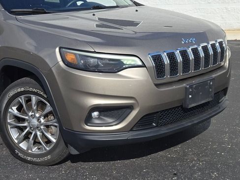 Used 2019 Jeep Cherokee Latitude Plus w/ Comfort/Convenience Group image 2