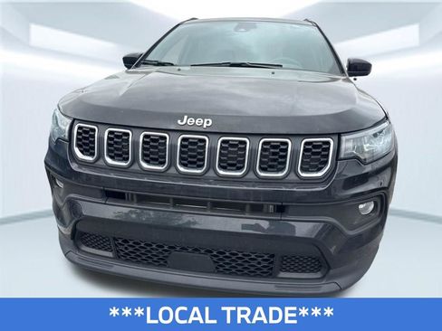 Used 2025 Jeep Compass Latitude image 2