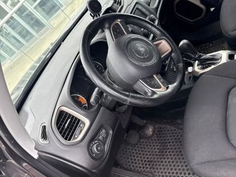 Used 2017 Jeep Renegade Latitude w/ Cold Weather Group FWD image 6