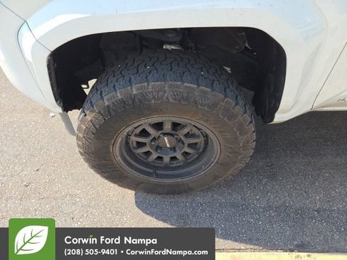 Used 2025 Toyota Tacoma SR5 AWD/4WD image 21