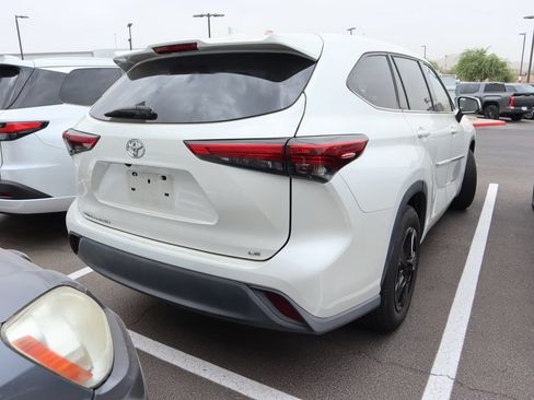 Used 2021 Toyota Highlander LE FWD image 4
