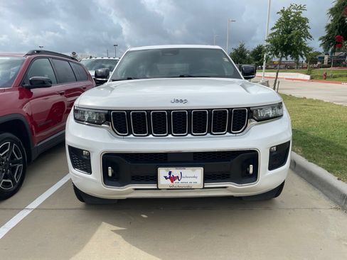 Used 2023 Jeep Grand Cherokee Overland RWD image 2