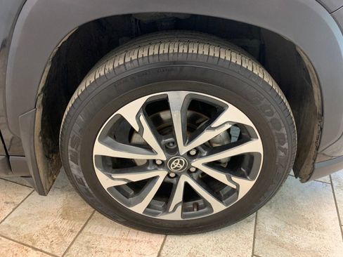 Used 2022 Toyota Corolla Cross XLE w/ Convenience Package image 8