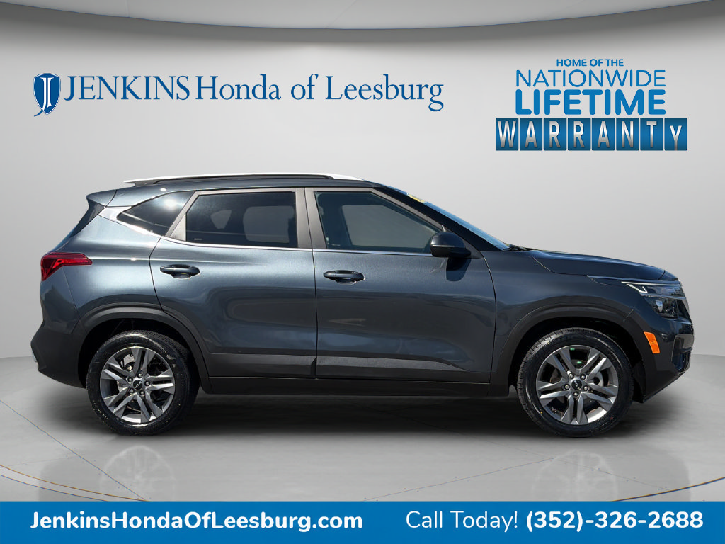 Used 2023 Kia Seltos S w/ Navigation Package FWD image 2