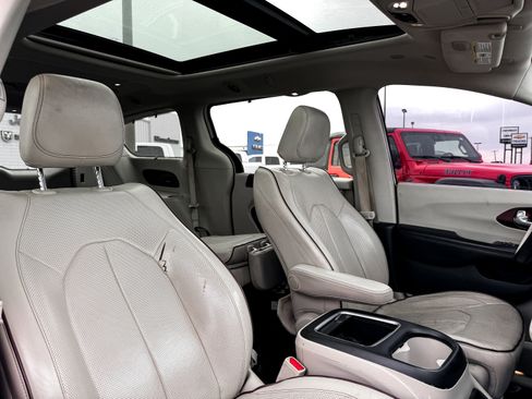Used 2020 Chrysler Pacifica Limited image 9