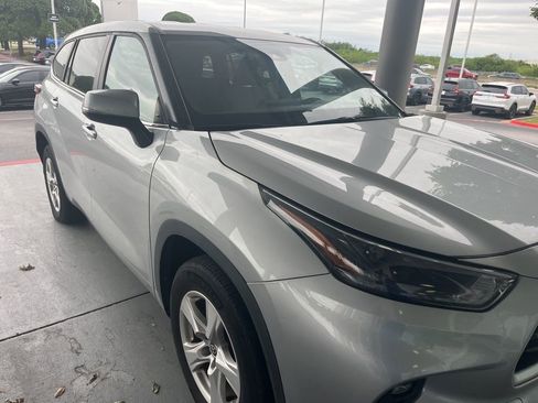 Used 2023 Toyota Highlander LE image 3