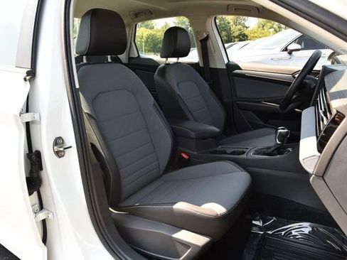 Used 2025 Volkswagen Jetta SE w/ Sunroof Package FWD image 21