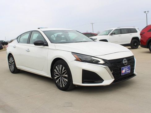 Used 2024 Nissan Altima 2.5 SV image 3