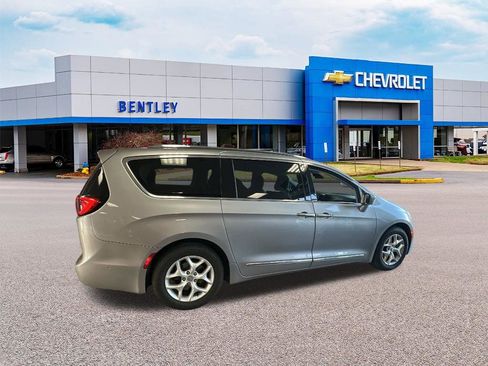 Used 2018 Chrysler Pacifica Touring-L Plus w/ Advanced Safetytec Group image 5