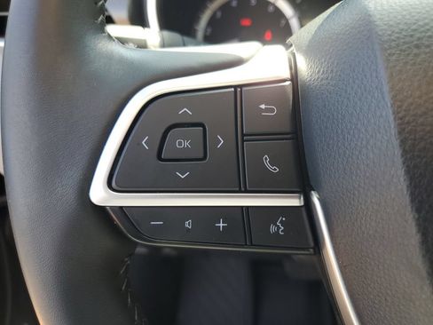 Used 2024 Toyota Highlander XLE FWD image 12