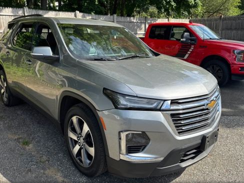 Used 2023 Chevrolet Traverse LT w/ LT Premium Package AWD/4WD image 4